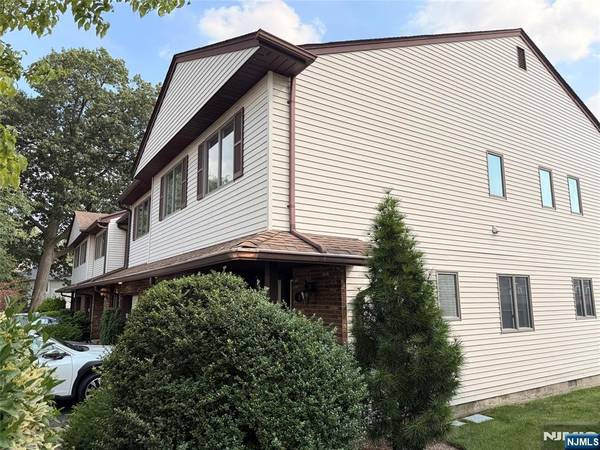 8 Staal LN, Lodi, NJ 07644