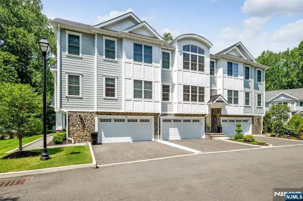 Haworth, NJ 07641,110 Mason CT #2H