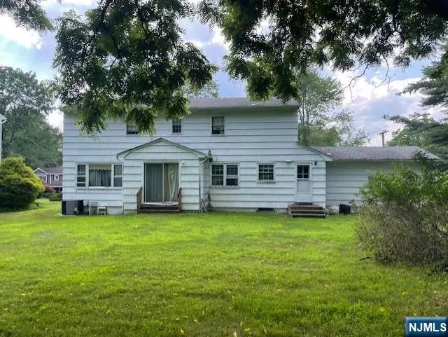54 Knollwood DR, Livingston, NJ 07039
