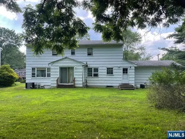 54 Knollwood DR, Livingston, NJ 07039