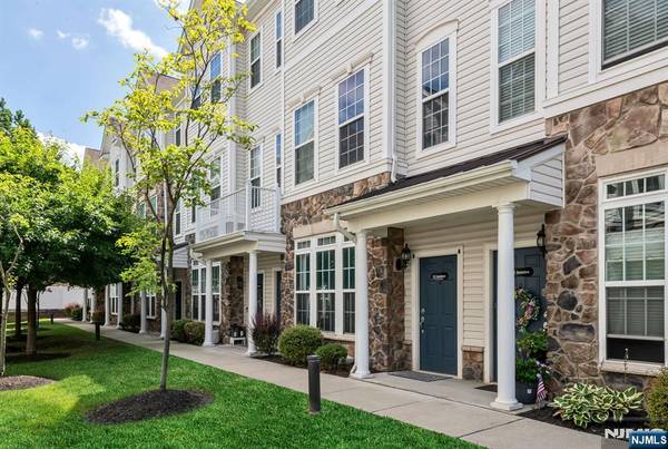 18 Jasmine LN, Garfield, NJ 07026