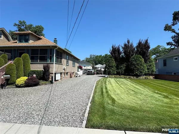 Bergenfield, NJ 07621,131 Hickory AVE