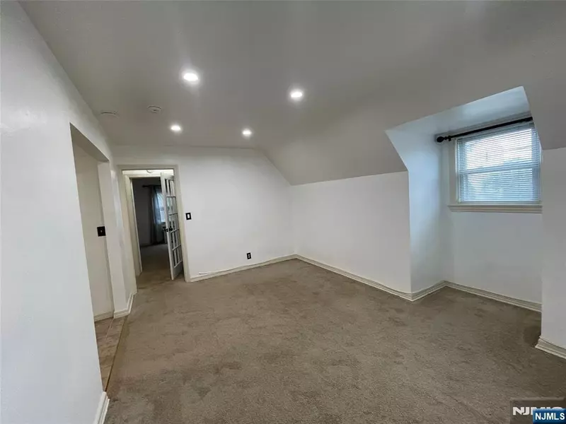 27 Aberdeen CT, Haledon, NJ 07508