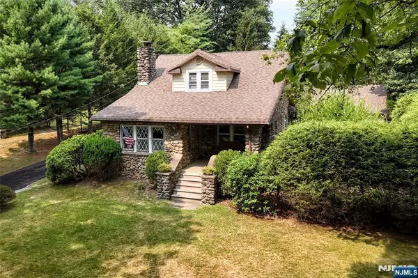 Waldwick, NJ 07463,26 Monroe ST