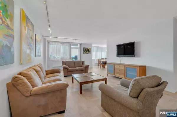 2150 Center AVE #10B, Fort Lee, NJ 07024