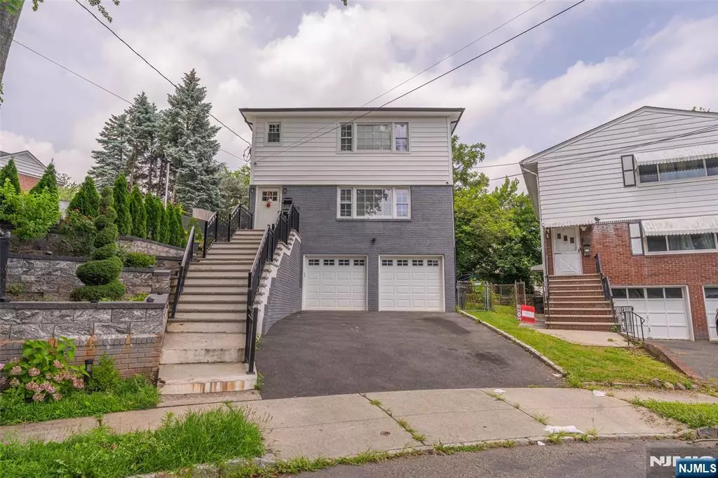 Maplewood, NJ 07040,25 Evelyn CT