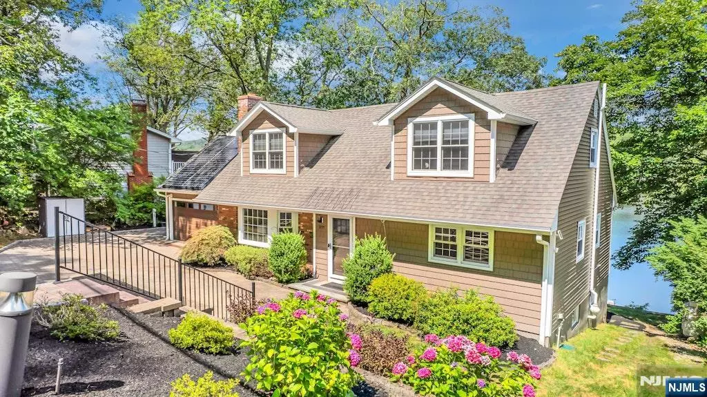 377 High Crest DR, West Milford, NJ 07480
