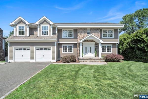 26 Windridge DR, Caldwell, NJ 07006
