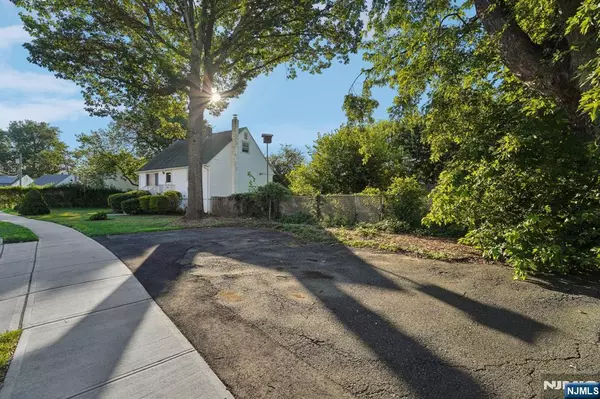 Little Ferry, NJ 07643,1 Velock DR