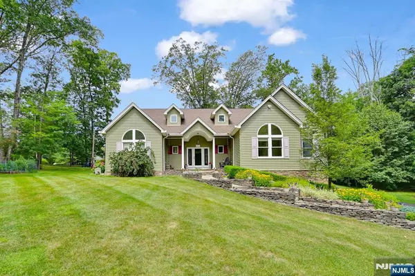285 Awosting RD, West Milford, NJ 07421