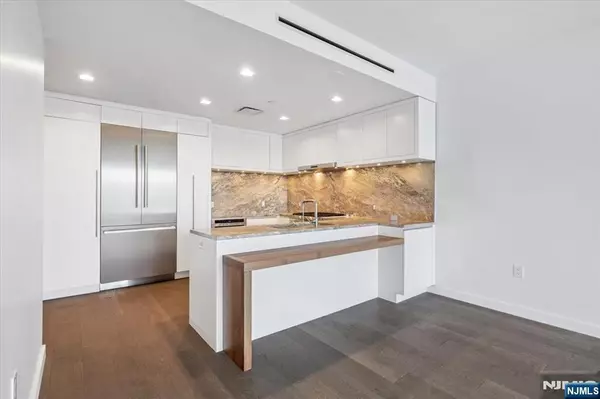 Cliffside Park, NJ 07010,320 Adolphus AVE #612