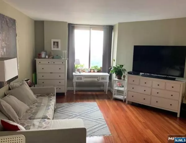 Fort Lee, NJ 07024,100 Old Palisade RD #3416