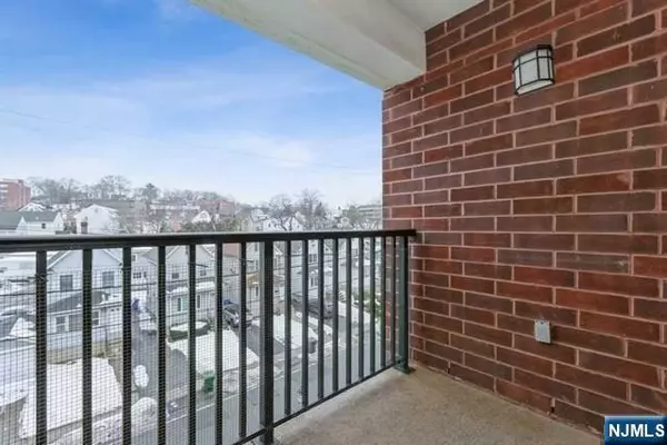 Rutherford, NJ 07070,17 Meadow RD #104