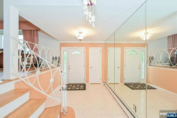 Englewood Cliffs, NJ 07632,56 Toni DR
