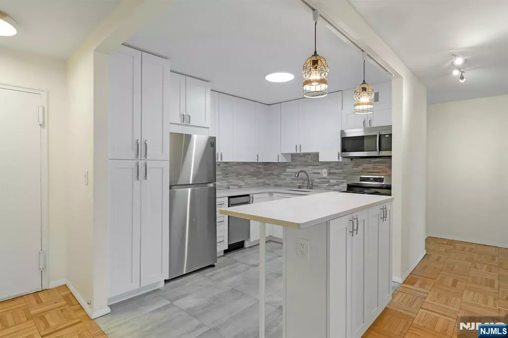 Fort Lee, NJ 07024,2000 Linwood AVE ##18M