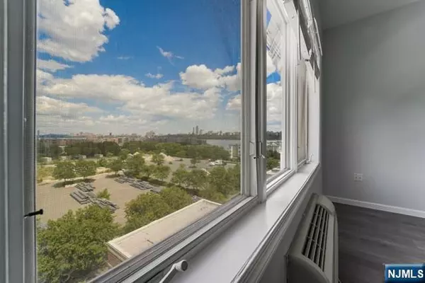 Edgewater, NJ 07020,2414 City PL #2414