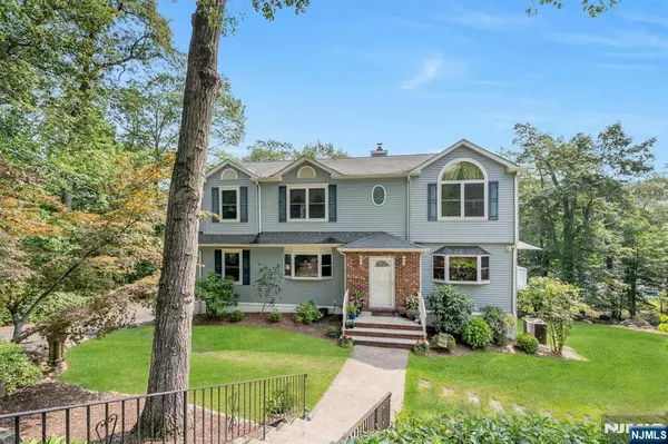 93 E Hillside DR, Bloomingdale, NJ 07403