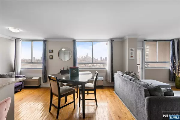 Union City, NJ 07087,100 Manhattan #407