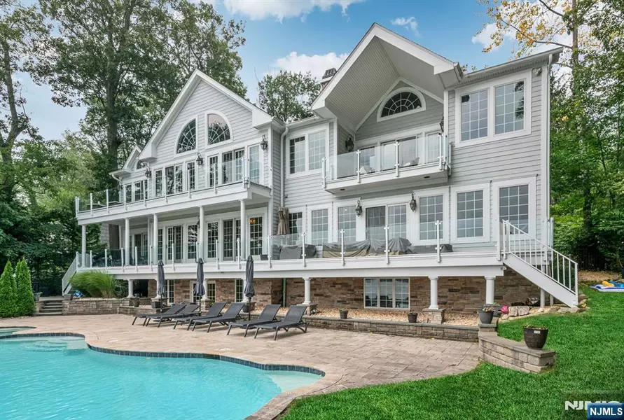 180 E Pines Lake, Wayne, NJ 07470