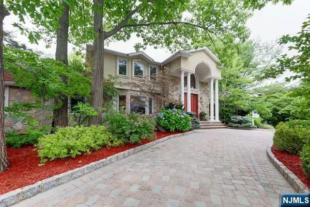 Englewood Cliffs, NJ 07632,38 Roslyn AVE