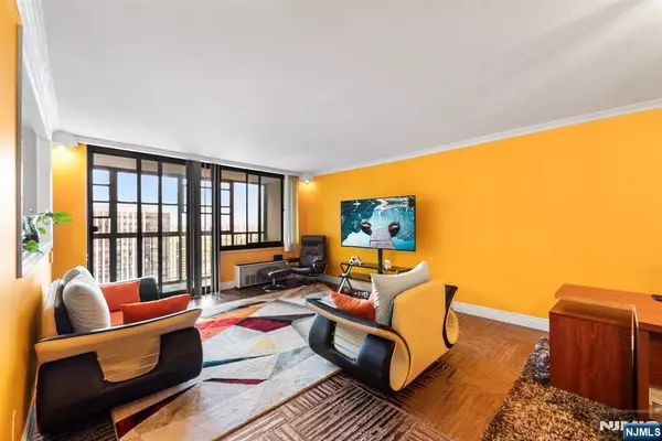 Cliffside Park, NJ 07010,200 Winston #2907