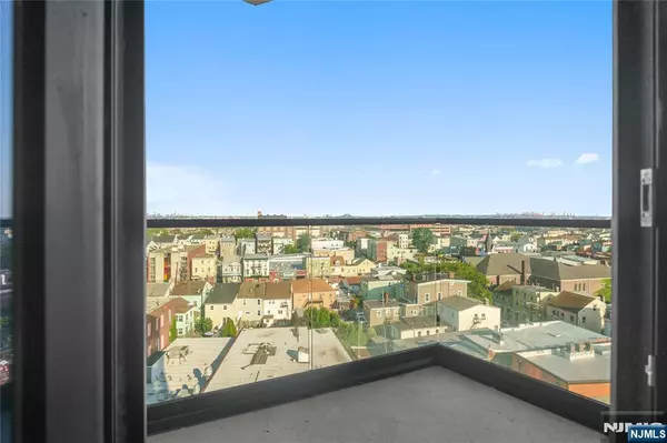 Newark, NJ 07105,65 McWhorter ST #904