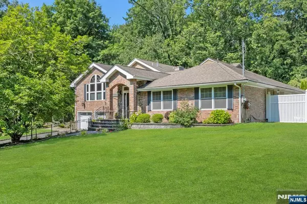 Hillsdale, NJ 07642,15 Oak Trail RD