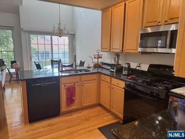 Paramus, NJ 07652,17 Scarlet Oak LN