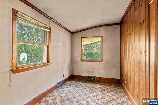 West Milford, NJ 07421,1606 Grnwd Lk TPKE