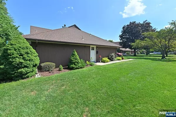 19-1 Tamaron DR, Waldwick, NJ 07463