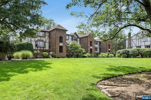 Park Ridge, NJ 07656,102 Hawthorne AVE