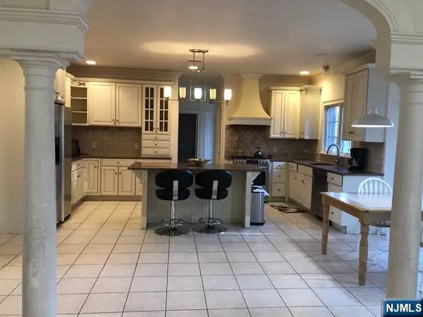 Paramus, NJ 07652,157 Paramus RD