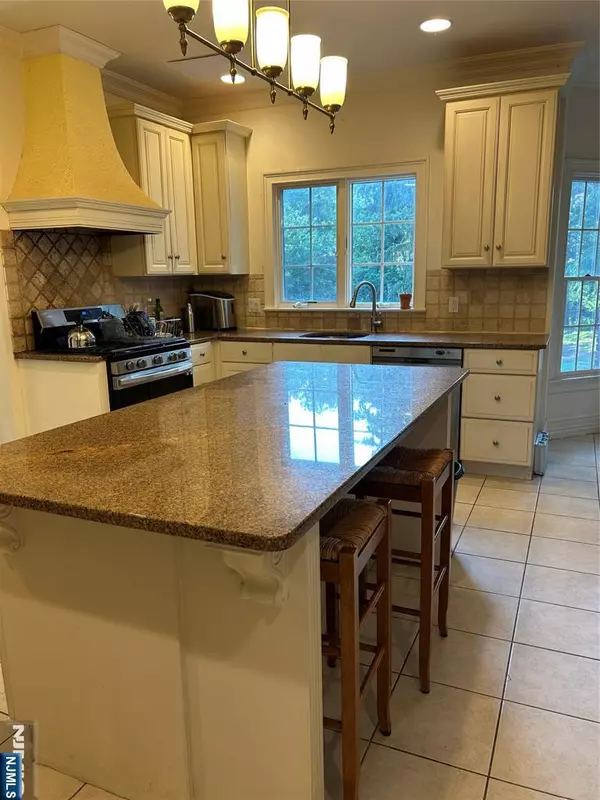 Paramus, NJ 07652,157 Paramus RD