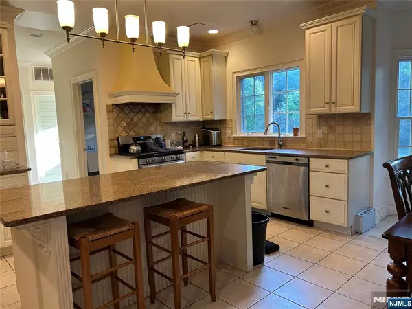 Paramus, NJ 07652,157 Paramus RD