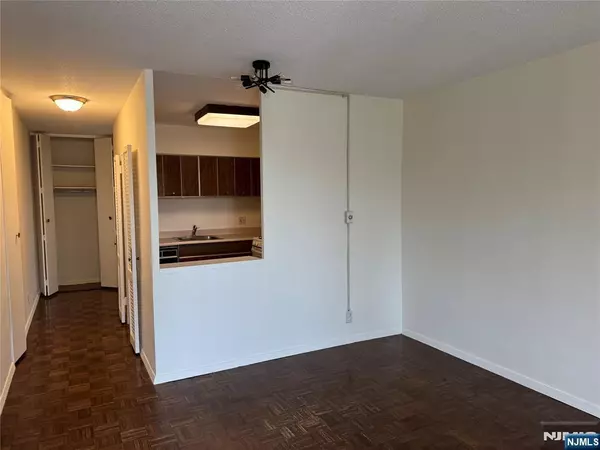 Fort Lee, NJ 07024,6 Horizon RD #302