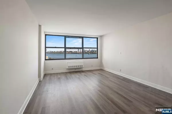 Guttenberg, NJ 07093,7002 Boulevard East #8C