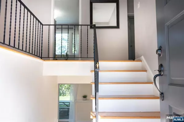 Demarest, NJ 07627,28 Drury LN