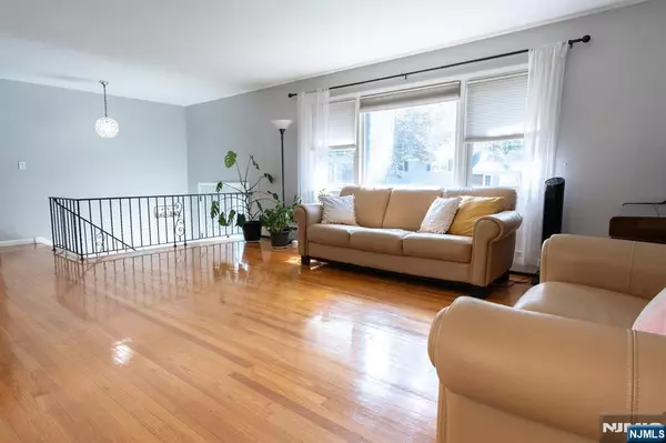 Demarest, NJ 07627,28 Drury LN
