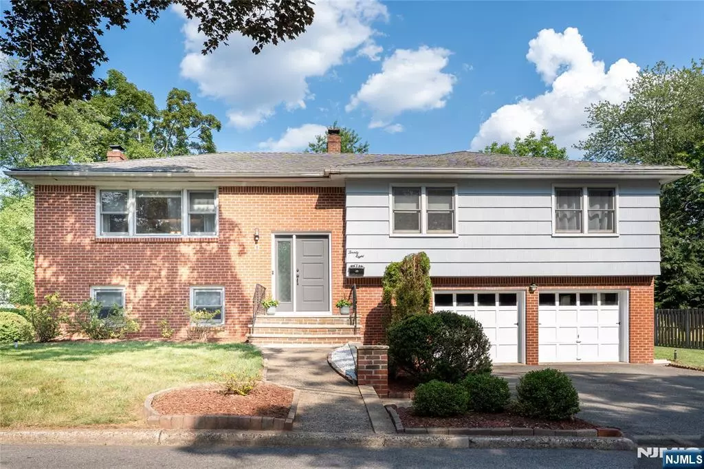 Demarest, NJ 07627,28 Drury LN