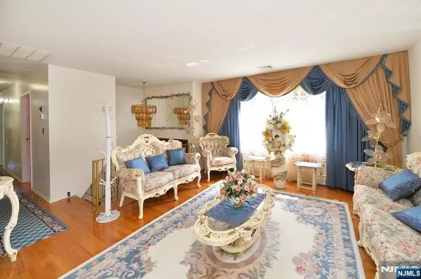 Wayne, NJ 07470,69 Normandy DR