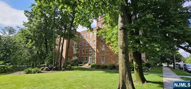 Leonia, NJ 07605,250 Broad AVE #4D