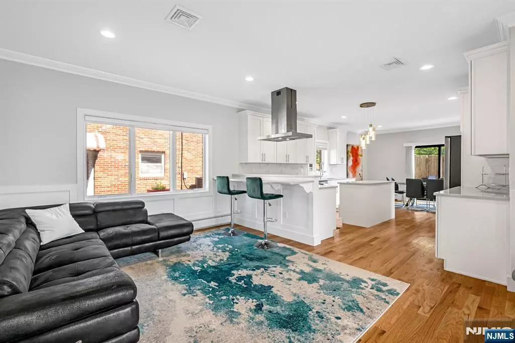 Palisades Park, NJ 07650,275B 14th