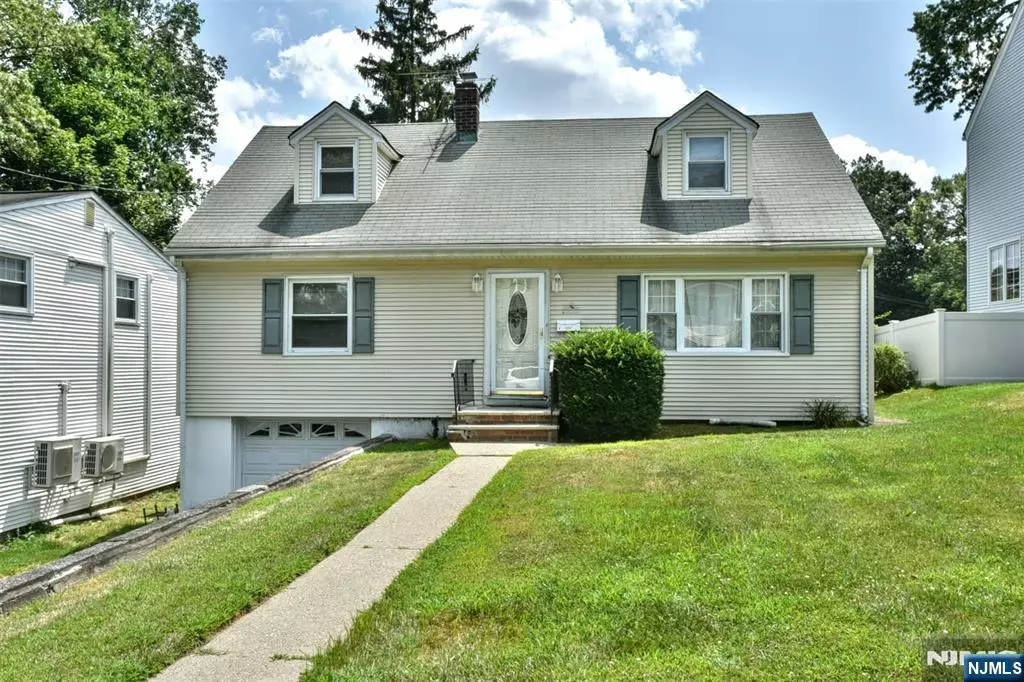 Waldwick, NJ 07463,130 Manhattan AVE