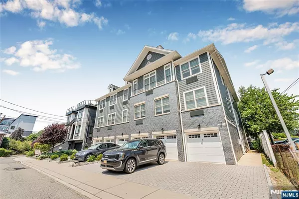 17 Cumbermeade RD #301, Fort Lee, NJ 07024