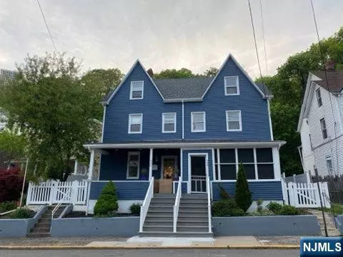 454 Undercliff AVE, Edgewater, NJ 07020