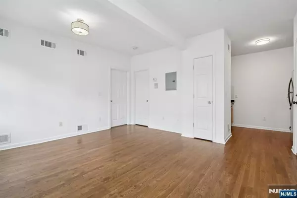 Montclair, NJ 07042,5 Grant ST #1F