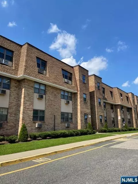 Secaucus, NJ 07094,220 Meadow LN #B20