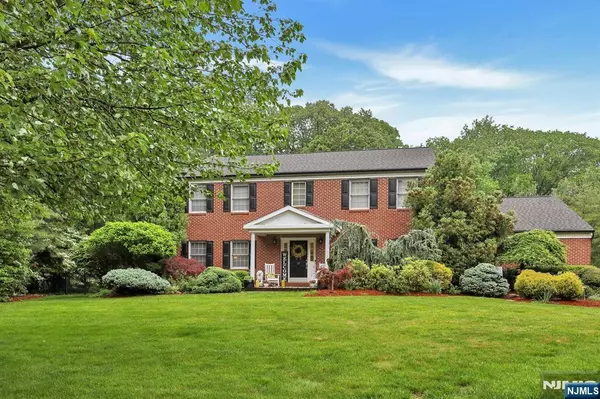 11 Katharina PL, Twp Of Washington, NJ 07676