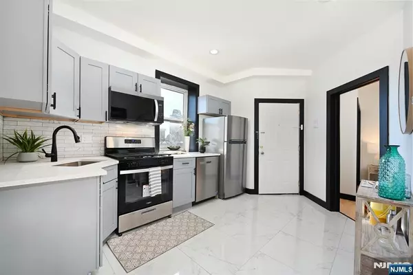 Jersey City, NJ 07307,391 Central AVE #6