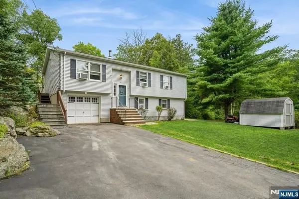 28 Princeton RD, West Milford, NJ 07421